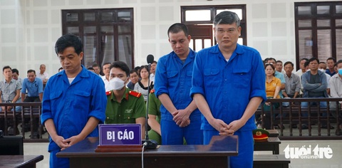 Giám đốc Trung tâm Đăng kiểm xe cơ giới Đà Nẵng lãnh 8 năm tù vì nhận hối lộ- Ảnh 1. 3 bị cáo tại tòa - Ảnh: ĐOÀN CƯỜNG
