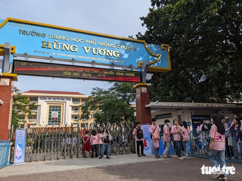 Điểm thi chuyên văn thế nào sau vụ đề trích sai 'lúa gạo, vàng trắng'?- Ảnh 1. Kỳ thi tuyển sinh vào lớp 10 Trường THPT chuyên Hùng Vương, tỉnh Gia Lai, năm 2024 - Ảnh: TẤN LỰC