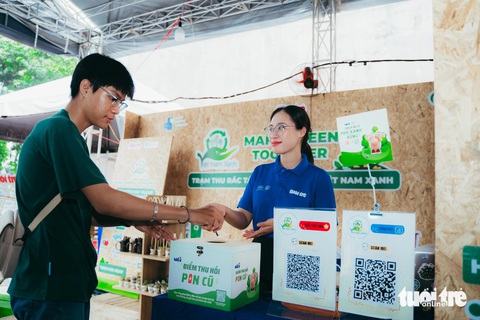 Những khoảnh khắc ấn tượng tại Lễ hội Không tiền mặt 2024- Ảnh 11. Nhiều người dân tại TP.HCM đã đem chai nhựa, lon, vỏ hộp nhựa cũ đổi lấy cây xanh, quà xinh tại không gian của Việt Nam Xanh - Ảnh: THANH HIỆP