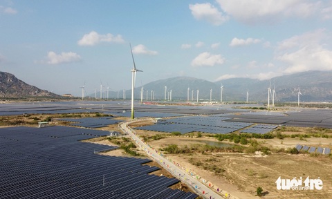 Lý do nguyên chủ tịch tỉnh Ninh Thuận bị kỷ luật cảnh cáo- Ảnh 2. Một góc dự án điện gió, điện năng lượng mặt trời Trung Nam ở Ninh Thuận