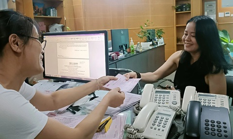 125 bạn đọc đóng góp cho Tàu cấp cứu đường thủy cho Cần Giờ- Ảnh 1. Sáng 17-6, chị Nguyễn Thị Ngọc Thảo đóng góp 5 triệu đồng cho chương trình “Tàu cấp cứu đường thủy cho Cần Giờ” - Ảnh: TR.D.