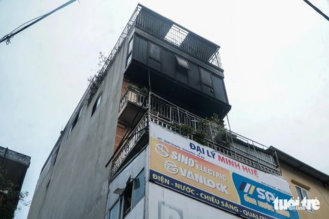 Vì sao 4 người bị mắc kẹt, chết trong vụ cháy ở Định Công Hạ?- Ảnh 1. Căn nhà bị cháy là nhà ở kết hợp kinh doanh điện, nước, sơn - Ảnh: PHẠM TUẤN