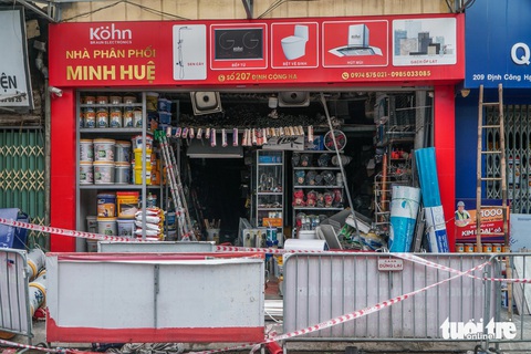 Vì sao 4 người bị mắc kẹt, chết trong vụ cháy ở Định Công Hạ?- Ảnh 4. Tại tầng 1 được chất kín các thùng sơn, máy bơm, vật liệu xây dựng... gây khó khăn cho việc thoát nạn - Ảnh: PHẠM TUẤN