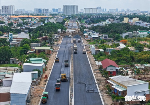 Mở rộng quốc lộ 50 từ TP.HCM đi Gò Công: Đường song hành sắp xong, 2025 hoàn chỉnh dự án- Ảnh 1. Nhiều đoạn thuộc đường song hành quốc lộ 50 đã trải nhựa khang trang - Ảnh: LÊ PHAN