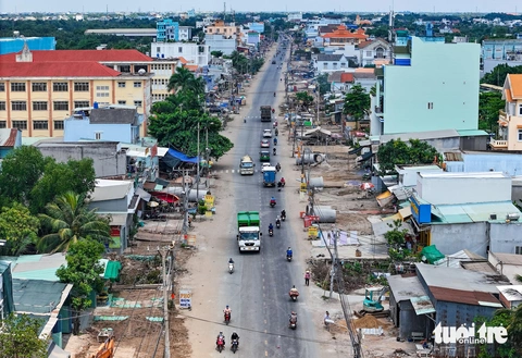 Mở rộng quốc lộ 50 từ TP.HCM đi Gò Công: Đường song hành sắp xong, 2025 hoàn chỉnh dự án- Ảnh 4. Điểm sáng của dự án là thời gian này là đa số nhà dân đã chấp thuận chủ trương xây dựng, xây lùi nhà vào phía trong để nhường mặt bằng mở rộng quốc lộ - Ảnh: CHÂU TUẤN