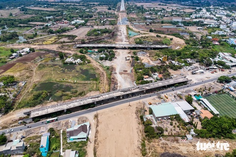 Mở rộng quốc lộ 50 từ TP.HCM đi Gò Công: Đường song hành sắp xong, 2025 hoàn chỉnh dự án- Ảnh 8. Bên cạnh đó, quốc lộ 50 có một nút giao với đường cao tốc Bến Lức - Long Thành. Điều này giúp xe cộ thuận lợi hơn trong việc đi lại, kết nối liên tỉnh - Ảnh: LÊ PHAN