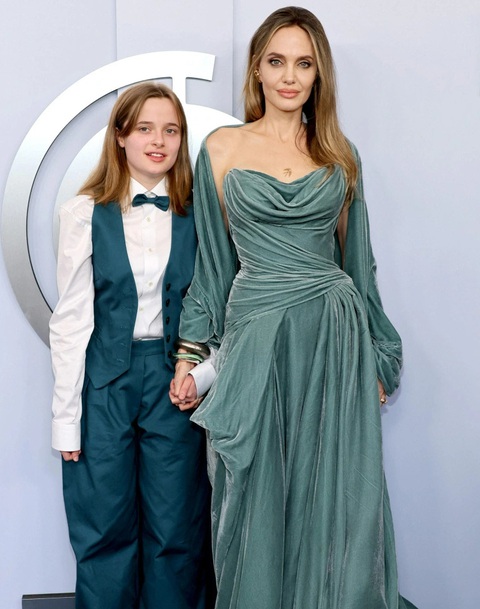 Angelina Jolie cùng con gái út trên thảm đỏ Angelina Jolie cùng con gái út trên thảm đỏ