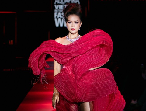 Hoa hậu Ngọc Châu trình diễn thiết kế của Hoàng Minh Hà tại Tuần lễ thời trang quốc tế Việt Nam - Ảnh: BTC Hoa hậu Ngọc Châu trình diễn thiết kế của Hoàng Minh Hà tại Tuần lễ thời trang quốc tế Việt Nam - Ảnh: BTC