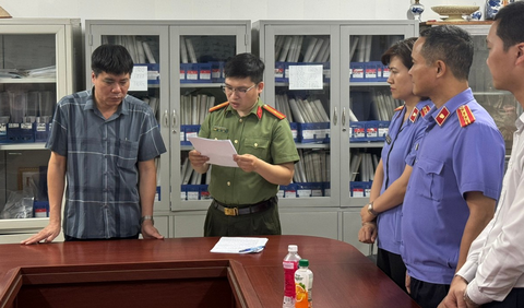 Bắt trưởng khoa điều trị bắt buộc Bệnh viện Tâm thần trung ương I- Ảnh 1. Thi hành lệnh bắt bị can để tạm giam, lệnh khám xét đối với ông Hà Huy Dũng - Ảnh: Công an cung cấp