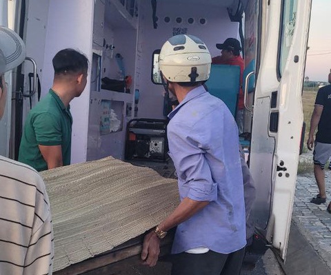 5 trẻ rủ nhau ra tắm hồ ở Đà Nẵng, 2 em chết đuối thương tâm- Ảnh 1. Gia đình và người dân đưa nạn nhân tử vong về lo hậu sự - Ảnh: H.S