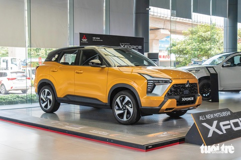 Chi tiết Mitsubishi Xforce Ultimate: Giá từ 705 triệu đồng, nhiều trang bị cao cấp đấu Yaris Cross- Ảnh 1. Mitsubishi Xforce Ultimate sở hữu giá niêm yết 705 triệu đồng (cho bản một tông màu đen, trắng) và 710 triệu đồng (cho bản hai tông màu đỏ - đen, vàng - đen), cao hơn bản Premium 25-30 triệu đồng. Còn so với các đối thủ cùng là bản cao cấp nhất, Xforce Ultimate đang thấp hơn giá niêm yết của Kia Seltos 1.5L Turbo GT-Line (799 triệu đồng) hay Toyota Yaris Cross HEV (765 triệu đồng). Còn so với bản tiêu chuẩn của Honda HR-V hay Hyundai Creta Cao cấp (đều 699 triệu đồng), giá Xforce Ultimate cao hơn khoảng 6 triệu đồng.