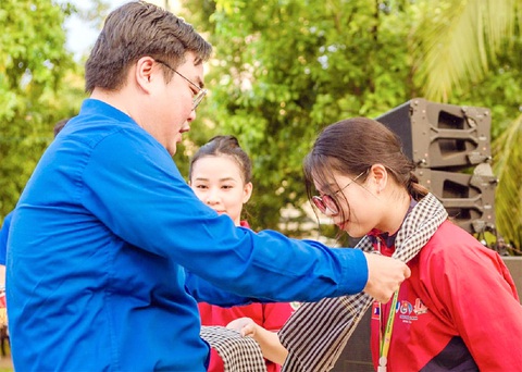 20 năm tình nguyện tại nước bạn Lào- Ảnh 1. Bí thư Thành Đoàn TP.HCM Ngô Minh Hải (trái, đeo khăn rằn) tiễn chiến sĩ tình nguyện lên đường làm nhiệm vụ - Ảnh: C.TRIỆU