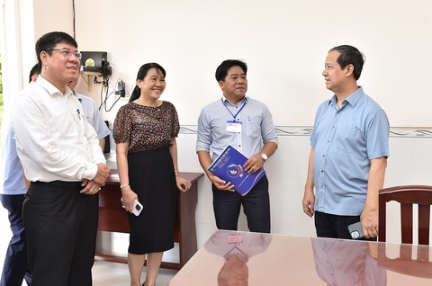 12 lỗi bị trừ điểm, hủy kết quả thi tốt nghiệp THPT- Ảnh 1. Bộ trưởng Bộ Giáo dục và Đào tạo Nguyễn Kim Sơn (bìa phải) kiểm tra công tác chuẩn bị thi tốt nghiệp THPT 2024 tại Vị Thanh, Hậu Giang - Ảnh: T.C.