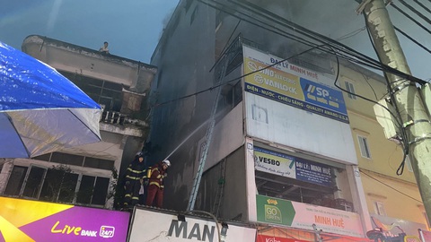 Vụ cháy làm 4 người chết ở Hà Nội: Trong nhà có nhiều thiết bị điện nước- Ảnh 2. Biển quảng cáo bịt phía trước một số tầng của căn nhà - Ảnh: DANH TRỌNG