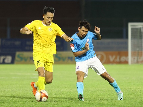 Chỉ có 4 CLB hoàn toàn đủ điều kiện cấp phép tham dự V-League 2024-2025- Ảnh 2. CLB Khánh Hòa (áo xanh) trong trận thua Quảng Nam ở vòng 23 V-League 2023 - 2024 - Ảnh: VPF