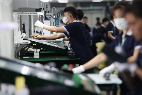 Giảm giờ làm, thu nhập có giảm?- Ảnh 3. Công nhân làm việc trong một nhà máy có vốn đầu tư trực tiếp từ nước ngoài (FDI) tại Khu công nghiệp Đông Mai (Quảng Ninh) - Ảnh: NGUYỄN KHÁNH