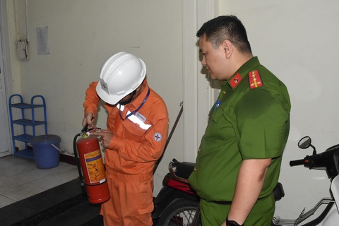 EVNHANOI phối hợp với công an PCCC kiểm tra bình cứu hỏa tại chung cư mini thuộc quận Ba Đình EVNHANOI phối hợp với công an phòng cháy chữa cháy kiểm tra bình cứu hỏa tại chung cư mini thuộc quận Ba Đình