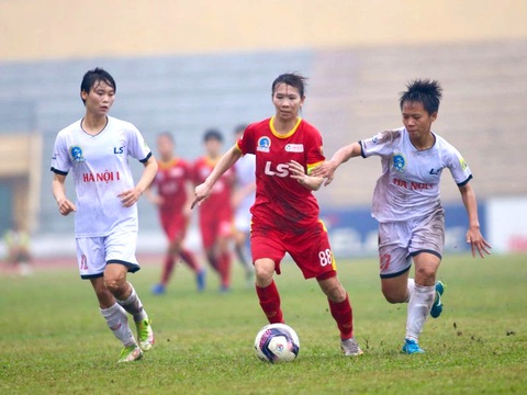 CLB nữ TP.HCM lần đầu dự Giải vô địch CLB châu Á 2025- Ảnh 1. Thùy Trang (giữa) sẽ cùng đàn em chinh chiến ở giải cao nhất của bóng đá nữ châu Á - Ảnh: HFF