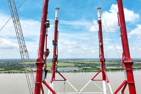 Thần tốc làm đường dây 500kV đưa điện ra Bắc - Kỳ cuối: Không để thiếu điện- Ảnh 2. Công nhân lắp ghép khung cột vị trí 119-120 kéo điện qua sông Hồng nối giữa Nam Định - Thái Bình - Ảnh: NGUYỄN KHÁNH