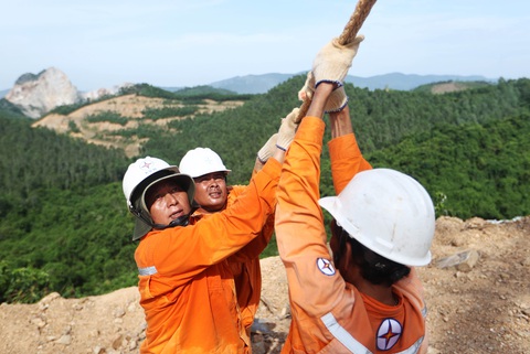 Công nhân đang thi công cột 42 thuộc địa phận huyện Nghi Sơn (Thanh Hoá) - Ảnh: NGUYỄN KHÁNH Công nhân đang thi công cột 42 thuộc địa phận huyện Nghi Sơn (Thanh Hoá) - Ảnh: NGUYỄN KHÁNH