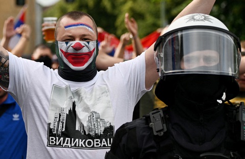 Cổ động viên Anh và Serbia đánh nhau trước trận ra quân Euro 2024- Ảnh 3. CĐV Serbia nổi tiếng với các sự cố bạo động - Ảnh: REUTERS