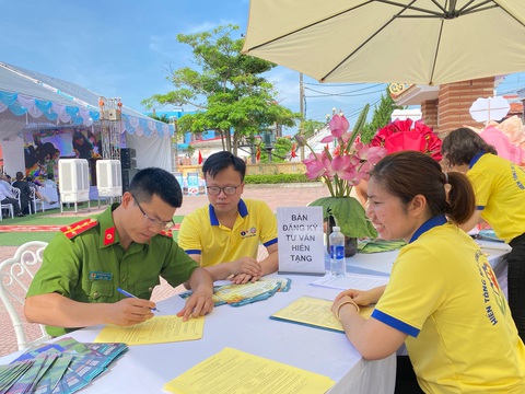 Tin tức sáng 18-6: Làm giấy khai sinh, đăng ký thường trú, thẻ bảo hiểm trên Cổng dịch vụ công- Ảnh 2. Đăng ký tình nguyện hiến tặng mô tạng tại cuộc vận động ở Hải Hậu, Nam Định - Ảnh: THÚY ANH