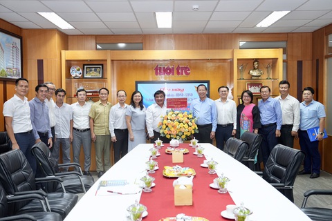 Chủ tịch Phan Văn Mãi thăm Tuổi Trẻ: 'Lễ hội Không tiền mặt phải là sự kiện thường xuyên của TP.HCM'- Ảnh 1. Chủ tịch UBND TP.HCM Phan Văn Mãi đến thăm báo Tuổi Trẻ - Ảnh: HỮU HẠNH