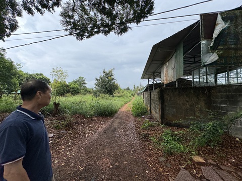 Khu 4,4ha sát sân bay Buôn Ma Thuột đã được cựu giám đốc Vương Huy Thu cấp cho 17 hộ cán bộ, nhân viên từ 1985-1989 nay thành khu dân cư, tách hẳn khỏi diện tích đất chuyên dùng cho sân bay - Ảnh: TRUNG TÂN Khu đất 4,4ha sát sân bay Buôn Ma Thuột đã được nguyên giám đốc sân bay Vương Huy Thu cấp cho 17 hộ cán bộ, nhân viên từ 1985 - 1989, nay thành khu dân cư, tách hẳn khỏi diện tích đất chuyên dùng cho sân bay - Ảnh: TRUNG TÂN