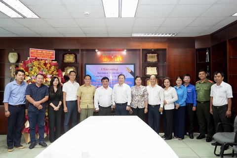 Chủ tịch Phan Văn Mãi thăm Tuổi Trẻ: 'Lễ hội Không tiền mặt phải là sự kiện thường xuyên của TP.HCM'- Ảnh 6. Lãnh đạo UBND quận 1 đến thăm báo Tuổi Trẻ - Ảnh: HỮU HẠNH