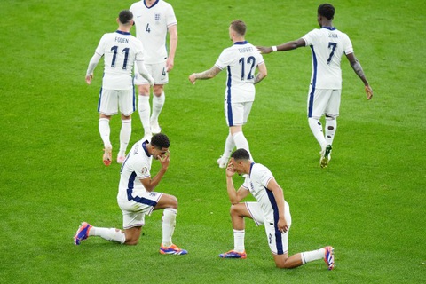 Jude Bellingham và Alexander-Arnold có màn ăn mừng độc đáo sau bàn thắng giúp tuyển Anh ra quân thắng lợi tại Euro 2024 - Ảnh: OZAN KOSE/GETTY Jude Bellingham và Alexander-Arnold có màn ăn mừng độc đáo sau bàn thắng giúp tuyển Anh ra quân thắng lợi tại Euro 2024 - Ảnh: OZAN KOSE/GETTY