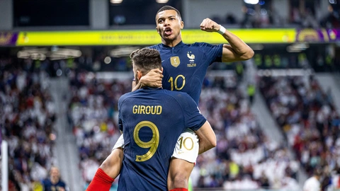 Đỉnh cao hay vực sâu chờ tuyển Pháp?- Ảnh 1. Mbappe (10) vẫn chơi ổn định, nhưng tuyển Pháp thì chưa chắc - Ảnh: REUTERS