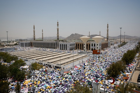 Thánh địa Mecca nóng như đổ lửa, ít nhất 19 người chết- Ảnh 4. Hàng triệu tín đồ tập trung bên ngoài nhà thờ Hồi giáo Masjid Nimrah, Saudi Arabia dưới cái nắng gay gắt, ngày 15-6 - Ảnh: REUTERS