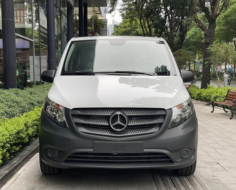 Xe van 'nóng' trở lại ở Việt Nam: Transit sắp có thế hệ mới, V-Class giảm giá kỷ lục- Ảnh 7. Giá Mercedes-Benz Vito Tourer chỉ cao hơn 200 triệu đồng so với giá tạm tính cao nhất của Transit 2024 - Ảnh: Đại lý Mercedes-Benz