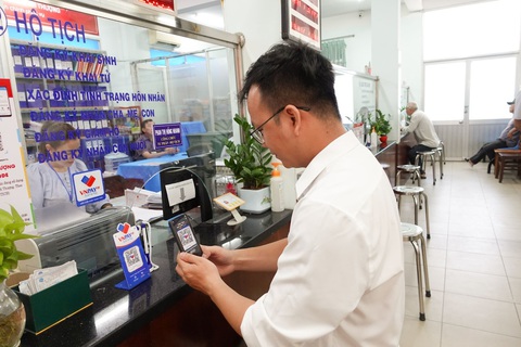Ưu tiên mở rộng thanh toán số khi sử dụng dịch vụ hành chính công- Ảnh 1. Người dân thanh toán số qua hình thức quét mã VNPAY-QR tại UBND xã Xuân Thới Thượng