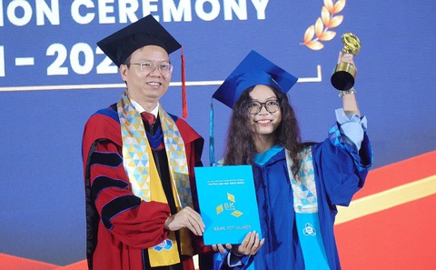 Nữ sinh viên Bách khoa: Đóa hồng bản lĩnh trong môi trường kỹ thuật- Ảnh 1. Hồ Thảo Nguyên (phải) nhận Cúp Toàn năng từ Hiệu trưởng Trường ĐHBK.