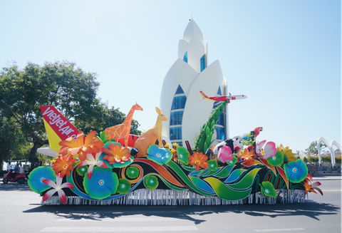 Bay đến Nha Trang, tham gia lễ hội 'Mùa hè rộn ràng không thể quên'- Ảnh 7. Một thế giới tràn ngập màu xanh, nơi tất cả chúng ta cùng chung sống, hòa bình và hạnh phúc, cùng khám phá những điểm đến hấp dẫn khắp toàn cầu là thông điệp được hãng mang tới lễ hội năm nay
