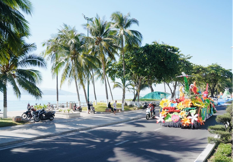 Bay đến Nha Trang, tham gia lễ hội 'Mùa hè rộn ràng không thể quên'- Ảnh 2. Rộn ràng màu sắc lễ hội biển mùa hè, đoàn diễu hành là hoạt động khởi đầu lễ hội Liên hoan Du lịch biển Nha Trang 2024