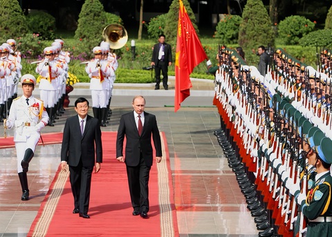 Lần thứ 5 đến Việt Nam, Tổng thống Putin thăm cấp nhà nước theo lời mời Tổng bí thư- Ảnh 5. Tổng thống Putin và Chủ tịch nước Trương Tấn Sang duyệt đội danh dự Quân đội nhân dân Việt Nam năm 2013 - Ảnh: TTXVN