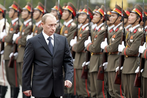 Lần thứ 5 đến Việt Nam, Tổng thống Putin thăm cấp nhà nước theo lời mời Tổng bí thư- Ảnh 3. Tổng thống Putin duyệt đội danh dự Quân đội nhân dân Việt Nam tại Hà Nội năm 2006 - Ảnh: Điện Kremlin