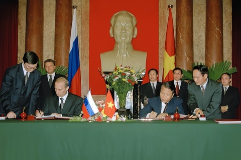 Lần thứ 5 đến Việt Nam, Tổng thống Putin thăm cấp nhà nước theo lời mời Tổng bí thư- Ảnh 2. Tổng thống Putin và Chủ tịch nước Trần Đức Lương ký tuyên bố chung thiết lập quan hệ Đối tác chiến lược Việt Nam - Nga tại Hà Nội năm 2001 - Ảnh: TTXVN