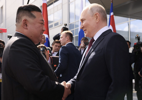 Tổng thống Putin thăm Triều Tiên sau 24 năm- Ảnh 1. Nhà lãnh đạo Triều Tiên Kim Jong Un (bên trái) và Tổng thống Putin tại một cuộc gặp ở Nga - Ảnh: REUTERS