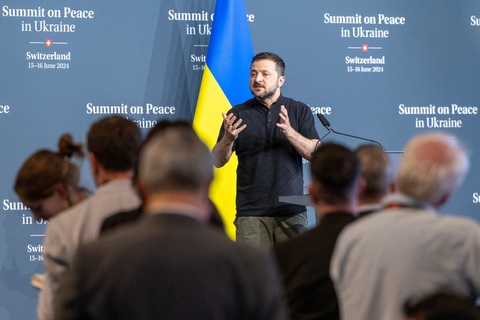 Ukraine sẵn sàng đàm phán ngay ngày mai nếu Nga rút quân- Ảnh 1. Tổng thống Ukraine Volodymyr Zelensky phát biểu tại một cuộc họp báo của hội nghị thượng đỉnh về hòa bình cho Ukraine, tổ chức ở Thụy Sĩ ngày 16-6 - Ảnh: REUTERS