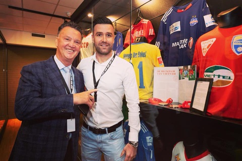 Nguyễn van Bakel: Weghorst từng bị đánh giá thấp- Ảnh 2. Nguyễn van Bakel (phải) cùng HLV Louis Van Gaal - Ảnh: NVCC