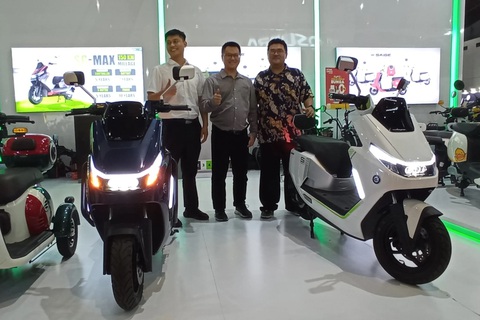 Xe máy điện Trung Quốc khoe khả năng lội nước ngập nửa mét- Ảnh 3. Xe máy điện Trung Quốc khoe khả năng lội nước ngập nửa mét- Ảnh 3.