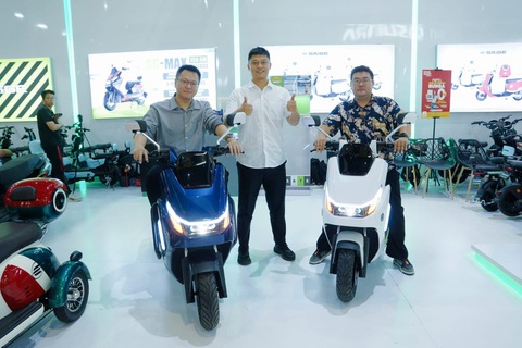 Xe máy điện Trung Quốc khoe khả năng lội nước ngập nửa mét- Ảnh 7. Xe máy điện Trung Quốc khoe khả năng lội nước ngập nửa mét- Ảnh 7.