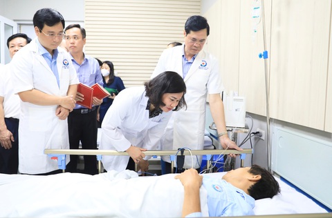 Hà Nội hỗ trợ 5 triệu đồng cho nạn nhân tử vong vụ cháy nhà 4 người chết- Ảnh 1. Phó bí thư thường trực Thành ủy Hà Nội Nguyễn Thị Tuyến thăm hỏi các nạn nhân bị thương trong vụ cháy - Ảnh: QUANG THÁI