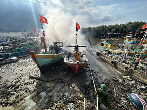 Tàu cá bất ngờ cháy ở Cần Giờ, di dời khẩn cấp tàu thuyền- Ảnh 1. Vụ cháy tàu cá xảy ra tại bãi đậu tàu thuyền, thuộc cầu cảng Long Hòa (huyện Cần Giờ, TP.HCM) - Ảnh: Đồn Long Hòa