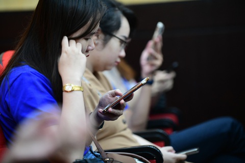 Hacker vẫn có thể chiếm quyền điều khiển điện thoại mà không cần người dùng phải nhấp vào đường dẫn cài đặt mã độc - Ảnh: QUANG ĐỊNH Hacker vẫn có thể chiếm quyền điều khiển điện thoại mà không cần người dùng phải nhấp vào đường dẫn cài đặt mã độc - Ảnh: QUANG ĐỊNH