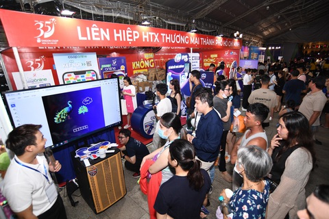 Người dân thành phố tham gia các hoạt động trải nghiệm thanh toán không tiền mặt tại gian hàng Saigon Co.op tại phố đi bộ Nguyễn Huệ, Q.1 - Ảnh: QUANG ĐỊNH Người dân thành phố tham gia các hoạt động trải nghiệm thanh toán không tiền mặt tại gian hàng Saigon Co.op tại phố đi bộ Nguyễn Huệ, Q.1 - Ảnh: QUANG ĐỊNH