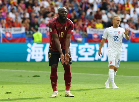 Cổ động viên đòi cho Lukaku nghỉ hết Euro 2024 vì... quá xui- Ảnh 1. Lukaku bị vận đen bám đuổi trong trận đấu với Slovakia - Ảnh: REUTERS